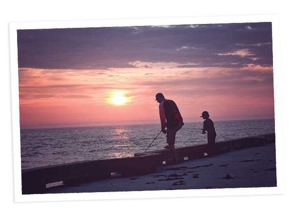 père et enfant pêche sur le quai de Rimouski